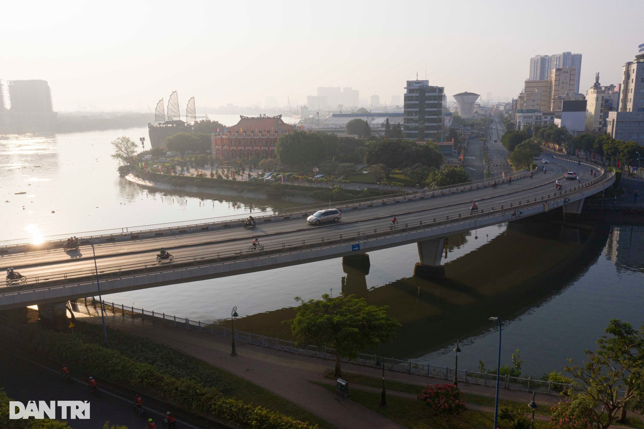 Ho Chi Minh City is peaceful and poetic on New Year's Day - 4