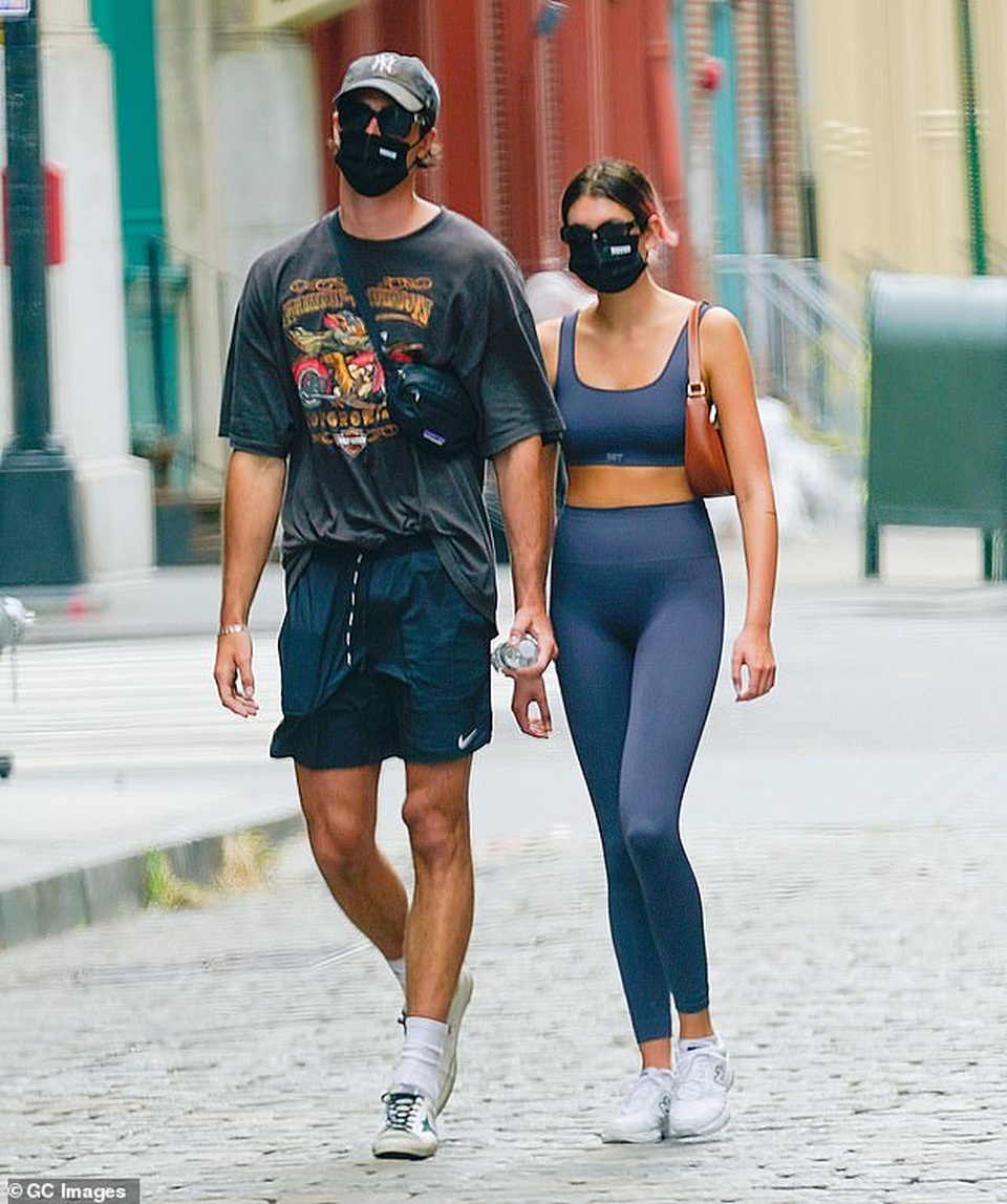 Kendall Jenner khoe eo nhỏ xíu trên phố - 9 Kendall Jenner khoe eo nhỏ xíu trên phố - 9