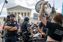 Biểu tình khắp nước Mỹ sau phán quyết lịch sử về nạo phá thai