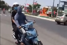 Nam thanh niên bịt mắt phóng xe máy