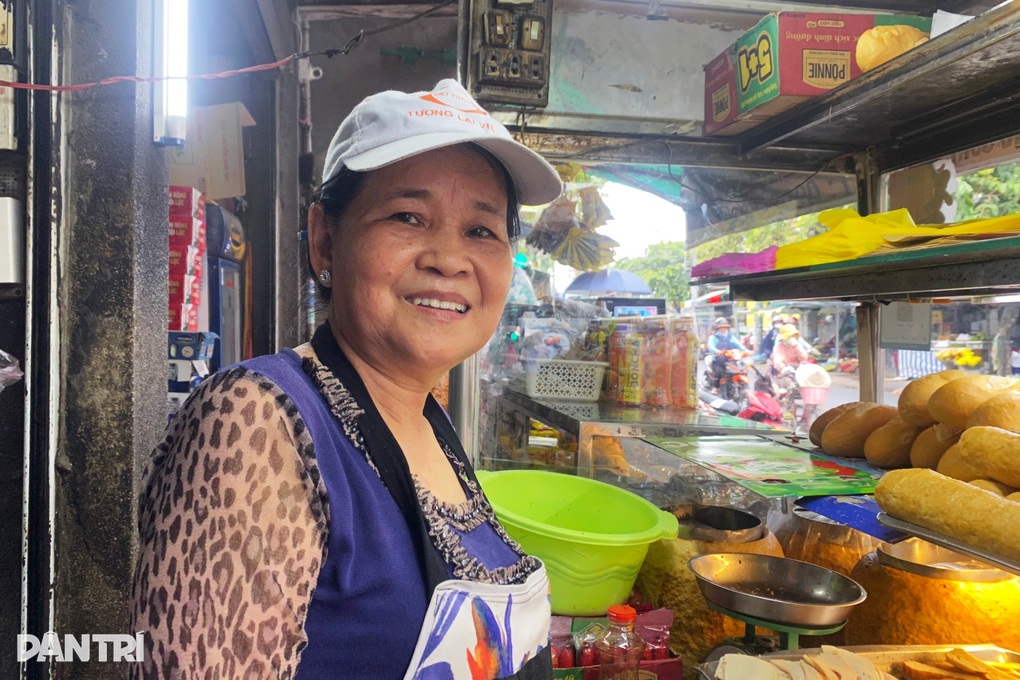 Từ quầy bánh mì bán ở bãi rác, bà chủ TPHCM nuôi 9 người em, mua 9 căn nhà - 1 Từ quầy bánh mì bán ở bãi rác, bà chủ TPHCM nuôi 9 người em, mua 9 căn nhà - 1