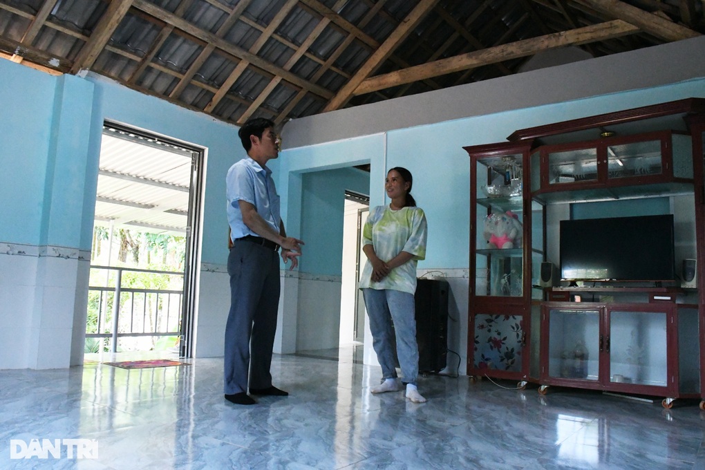 Bí thư huyện trực tiếp đi khảo sát, chủ tịch xã cho gỗ giúp dân xây nhà - 5 Bí thư huyện trực tiếp đi khảo sát, chủ tịch xã cho gỗ giúp dân xây nhà - 5