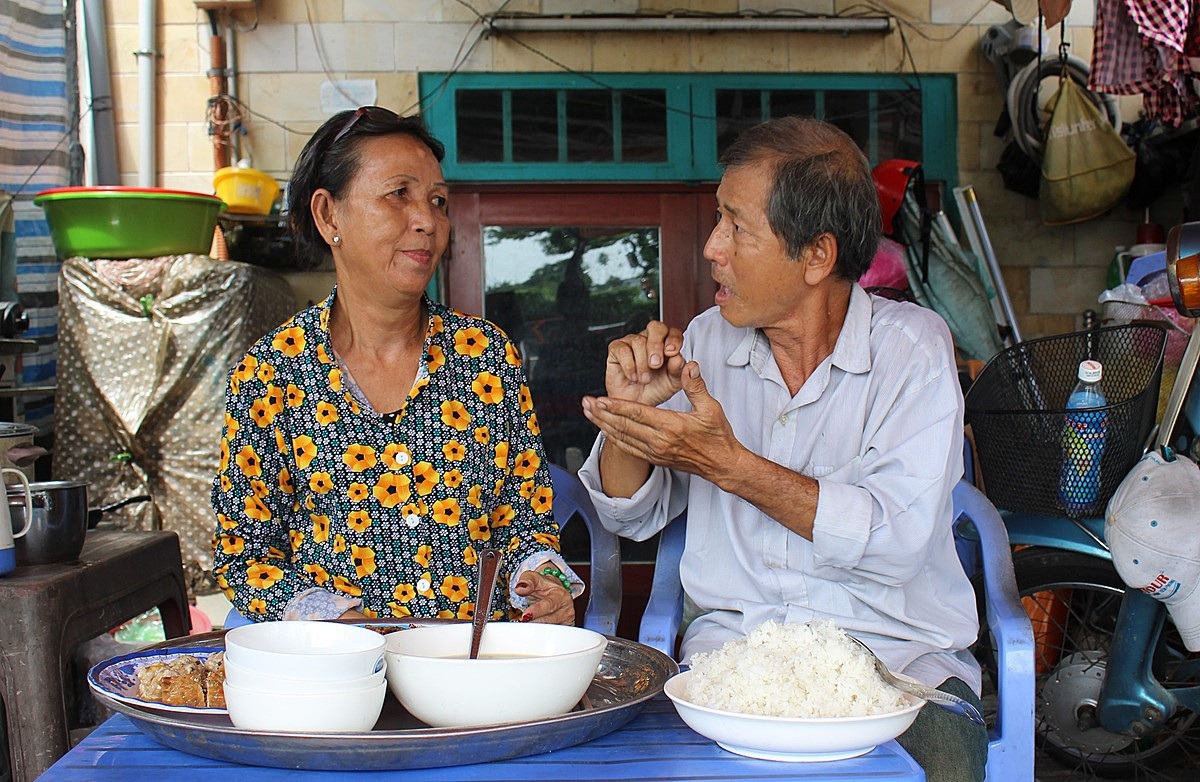 Cuộc sống không âm thanh của cặp vợ chồng tốt bụng giữa Sài Gòn