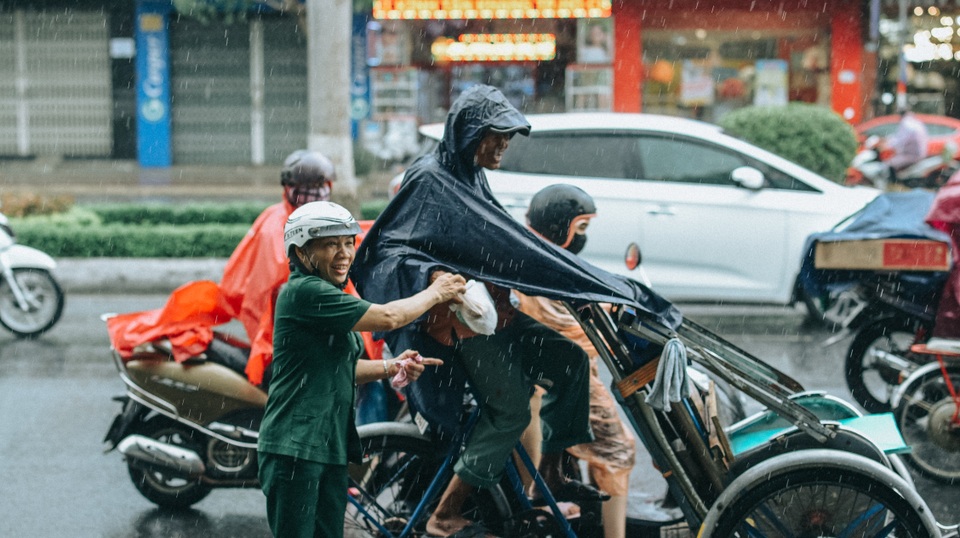 Tấm áo, bữa cơm thơm thảo giúp người khó khăn ở Đà Nẵng - 6 Tấm áo, bữa cơm thơm thảo giúp người khó khăn ở Đà Nẵng - 6