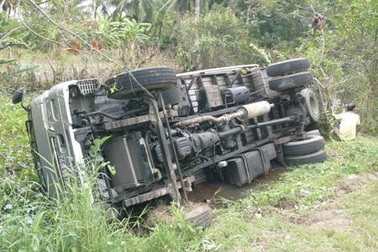 Xe tải lao xuống kênh khiến nhiều người khiếp vía