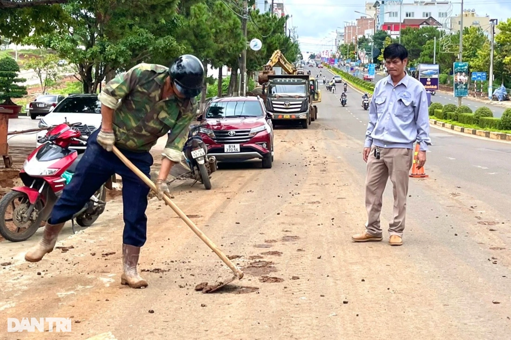 Nghề đội nắng, dầm mưa, đánh bóng mặt đường - 1 Nghề đội nắng, dầm mưa, đánh bóng mặt đường - 1