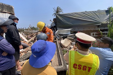 Xe tải tông vào nhà dân, nhiều người bị thương