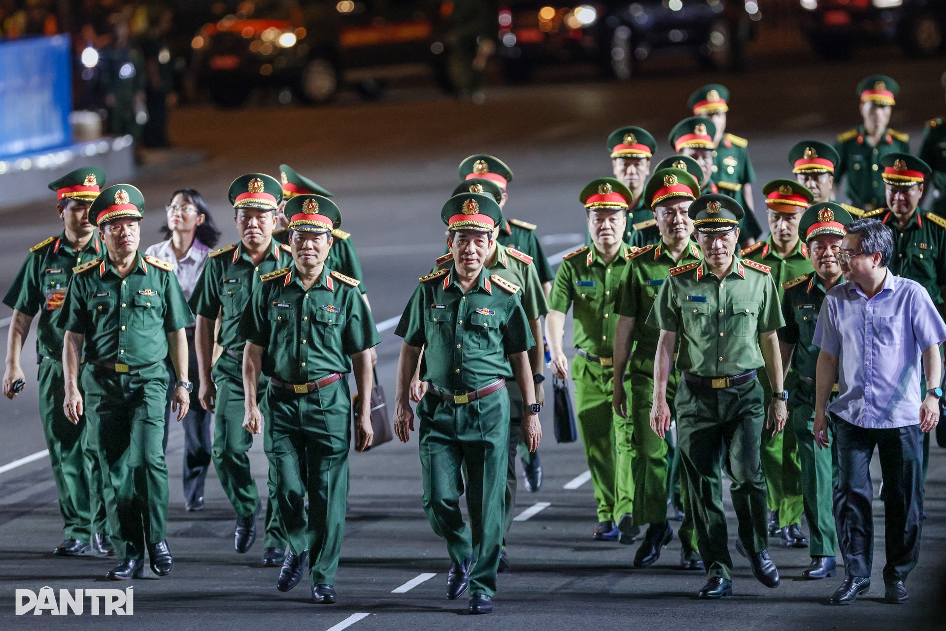 Bộ Quốc phòng và Bộ Công an kiểm tra hợp luyện diễu binh, diễu hành ở TPHCM - 2 Bộ Quốc phòng và Bộ Công an kiểm tra hợp luyện diễu binh, diễu hành ở TPHCM - 2