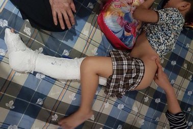 Vụ học sinh trường Nam Trung Yên bị gãy chân: Yêu cầu cách chức hiệu trưởng, hiệu phó