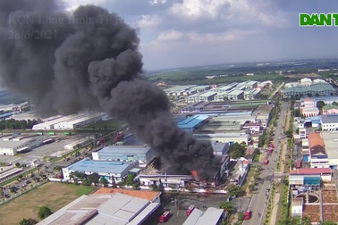 Cột khói khổng lồ trong vụ cháy công ty hóa chất