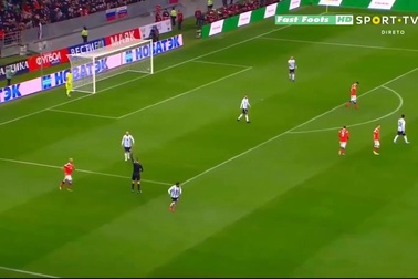 Messi nhạt nhòa, Aguero giúp Argentina đánh bại Nga