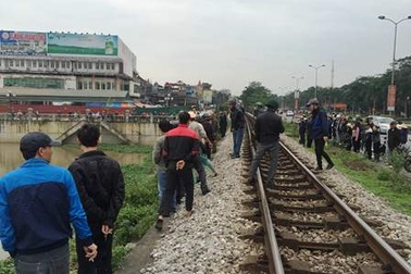 Băng qua đường sắt, người đàn ông bị tàu tông xuống mé sông