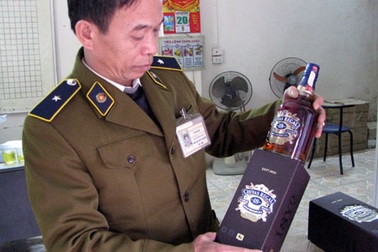 Gần 100 chai rượu lậu “vô chủ” dưới chân cầu Thanh Trì