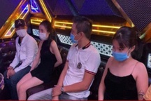 Nhóm "bay lắc" tháo chạy tán loạn khi công an bất ngờ đột kích quán karaoke