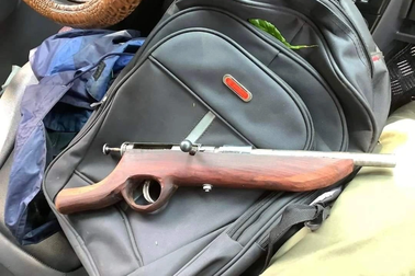 Nghi vợ ngoại tình, chồng dùng súng bắn chết người