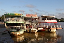 Tàu du lịch, taxi nằm xếp hàng dài dù được phép hoạt động trở lại