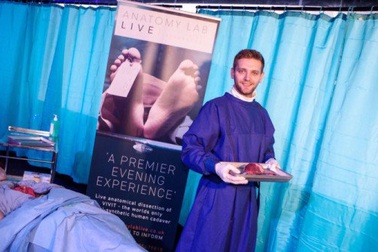 Rùng rợn vừa thưởng thức bữa tối đã xem... giải phẫu người