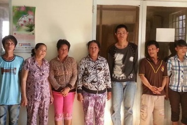 Dàn cảnh đụng xe "hội đồng" rồi móc túi người đi đường