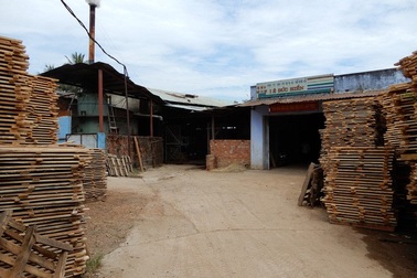 Vụ xưởng gỗ nằm trong khu dân cư gây ô nhiễm: Đề nghị di dời xưởng!