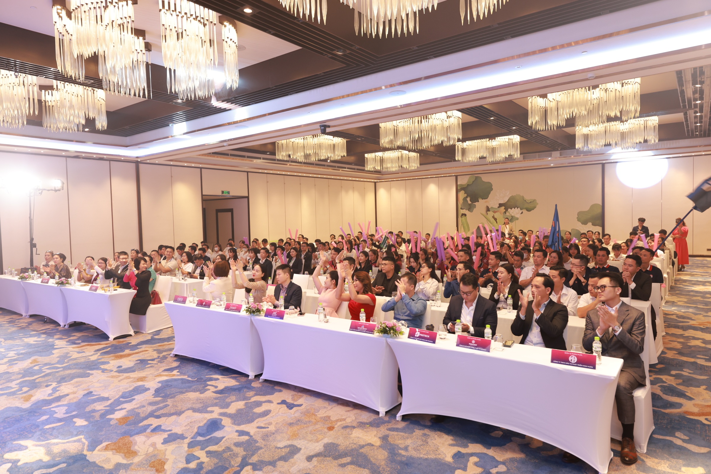 ຜູ້ຊ່ຽວຊານດ້ານການຂາຍຫຼາຍຮ້ອຍຄົນເຂົ້າຮ່ວມພິທີເປີດຕົວໂຄງການ The One Tower Da Nang - 4 Hàng trăm chuyên viên kinh doanh dự lễ ra quân dự án The One Tower Đà Nẵng - 4