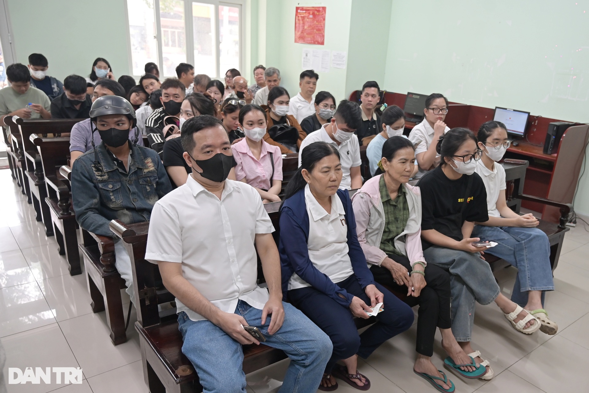 Người dân TPHCM đổ xô đi làm căn cước sau sáp nhập - 2 Người dân TPHCM đổ xô đi làm căn cước sau sáp nhập - 2