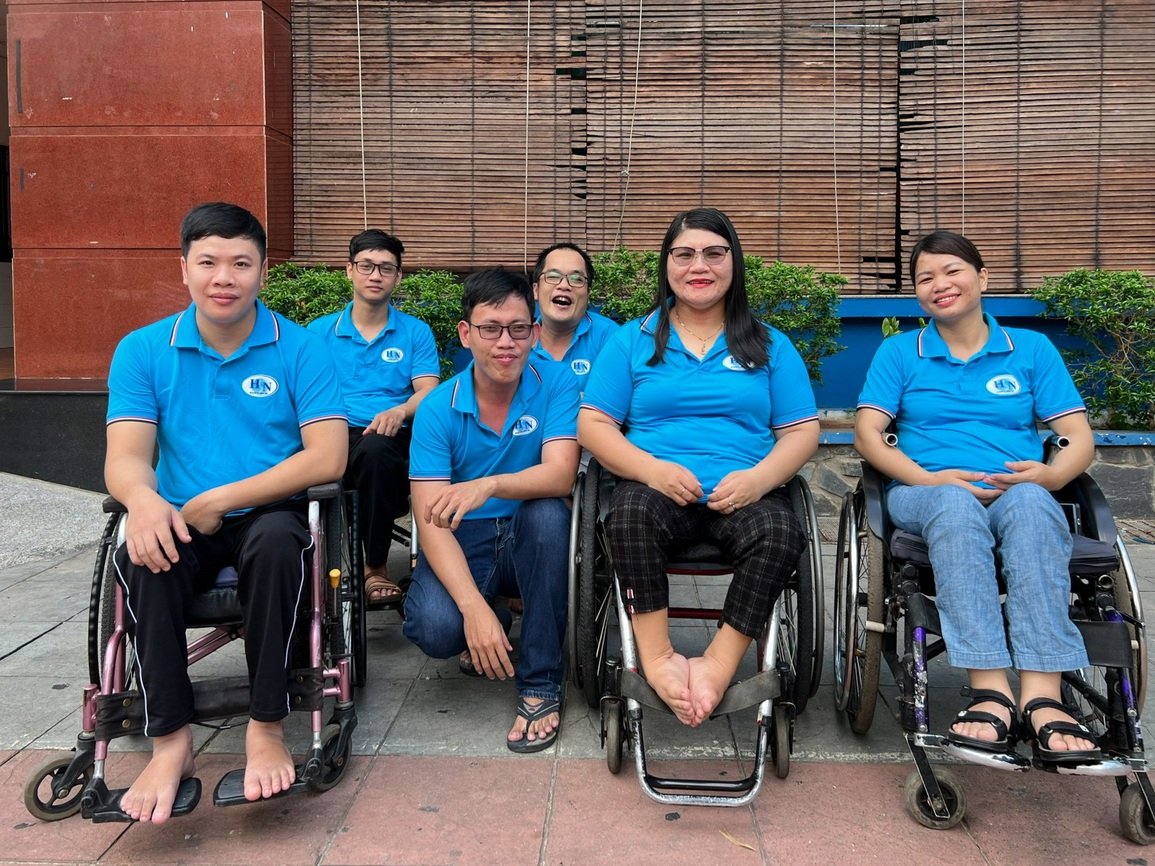 Ngán cảnh chống nạng đi làm, người phụ nữ liều lập công ty, làm giám đốc - 2 Ngán cảnh chống nạng đi làm, người phụ nữ liều lập công ty, làm giám đốc - 2