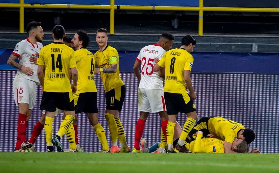 6 phút náo loạn ở trận cầu giữa Dortmund và Sevilla - 12 6 phút náo loạn ở trận cầu giữa Dortmund và Sevilla - 12