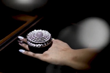 Chiêm ngưỡng chiếc nhẫn "xa hoa tột đỉnh" đính hơn 12.600 viên kim cương