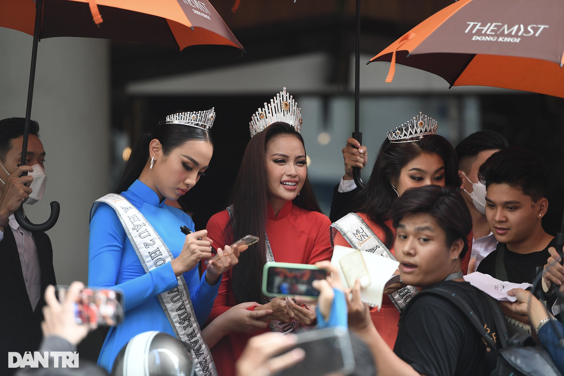 Tân Hoa hậu Hoàn vũ Việt Nam Ngọc Châu xúc động chào ra mắt người dân TPHCM - 8 Tân Hoa hậu Hoàn vũ Việt Nam Ngọc Châu xúc động chào ra mắt người dân TPHCM - 8
