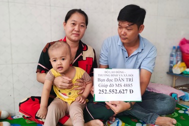 Bạn đọc Dân trí hỗ trợ bé gái bị u não ác tính hơn 250 triệu đồng
