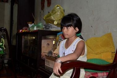 Hàng chục người vây đánh, bắt giữ đôi nam nữ giao công an vì nghi bắt cóc trẻ con