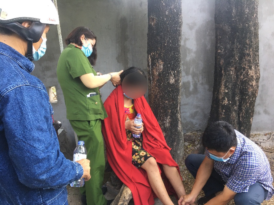 Giải cứu cô gái trèo lên cột điện cao thế ở TP Thủ Đức - 2 Giải cứu cô gái trèo lên cột điện cao thế ở TP Thủ Đức - 2