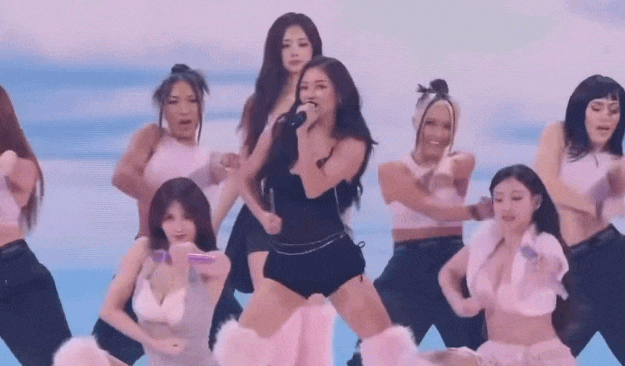 Nhóm nhạc nữ xứ Hàn diễn mờ nhạt tại Victorias Secret Fashion Show - 1