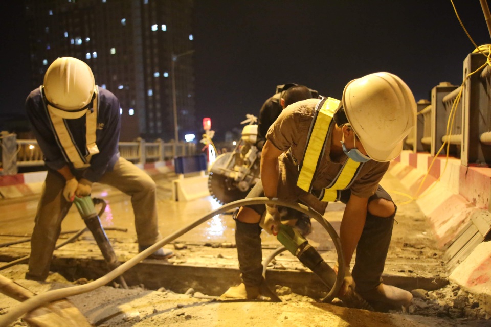Hà Nội: Công nhân xuyên đêm sửa khe co giãn trên cầu Vĩnh Tuy - 5 Hà Nội: Công nhân xuyên đêm sửa khe co giãn trên cầu Vĩnh Tuy - 5