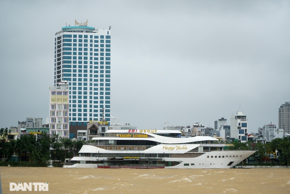 Đà Nẵng: Người dân phá rào vượt cầu Rồng trong cơn bão tố - 11 Đà Nẵng: Người dân phá rào vượt cầu Rồng trong cơn bão tố - 11