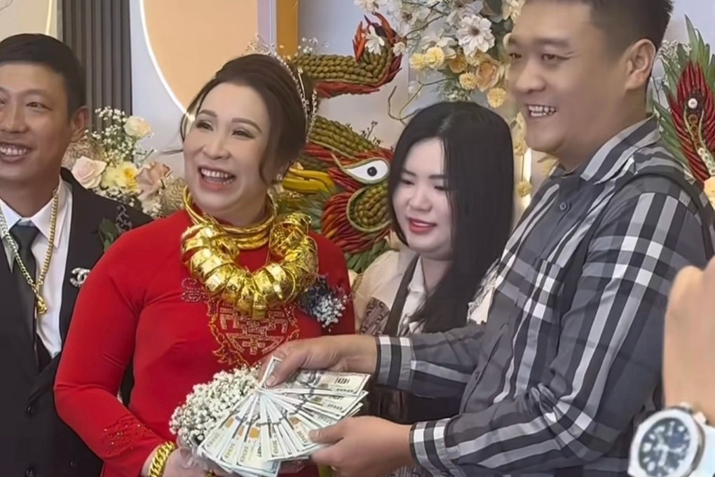 Cô dâu U40 nhận 30 cây vàng, 10.000 USD trong ngày cưới ở miền Tây - 1 Cô dâu U40 nhận 30 cây vàng, 10.000 USD trong ngày cưới ở miền Tây - 1