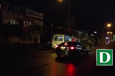 Người dân phố núi “đội mưa” đi ăn mừng chiến thắng