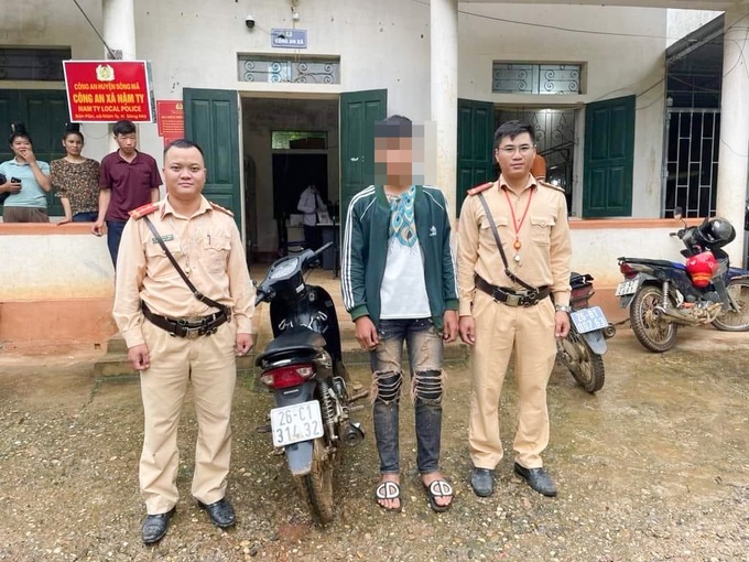 Thieu nien chay xe mot banh tren pho ra oai voi ban gai da bi be len cong an - 3
