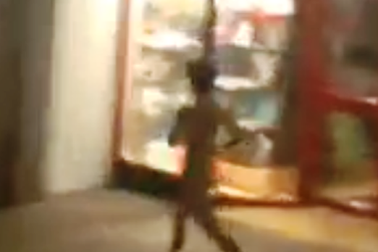 Người phụ nữ khỏa thân chạy bộ trên đường phố London