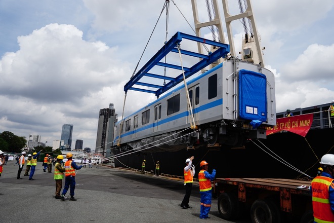 Đoàn tàu metro số 1 được xếp dỡ như thế nào? - 16 Đoàn tàu metro số 1 được xếp dỡ như thế nào? - 16
