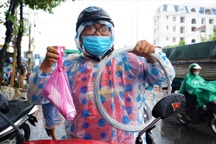 Bão Noru tăng cấp, người dân Đà Nẵng vội sắm vật liệu chèn chống nhà cửa