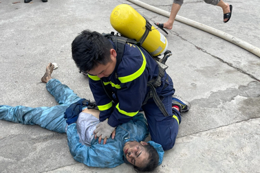 Hà Nội: Cảnh sát cứu sống 4 người thoát khỏi đám cháy trong khu công nghiệp