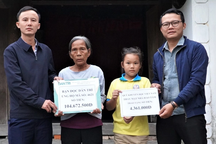 Người bà già yếu nuôi cháu mồ côi được hỗ trợ hơn 125 triệu đồng