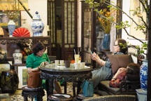 Quán cà phê trong nhà cổ Hà Nội, khách muốn vào phải "khom lưng, cúi đầu"