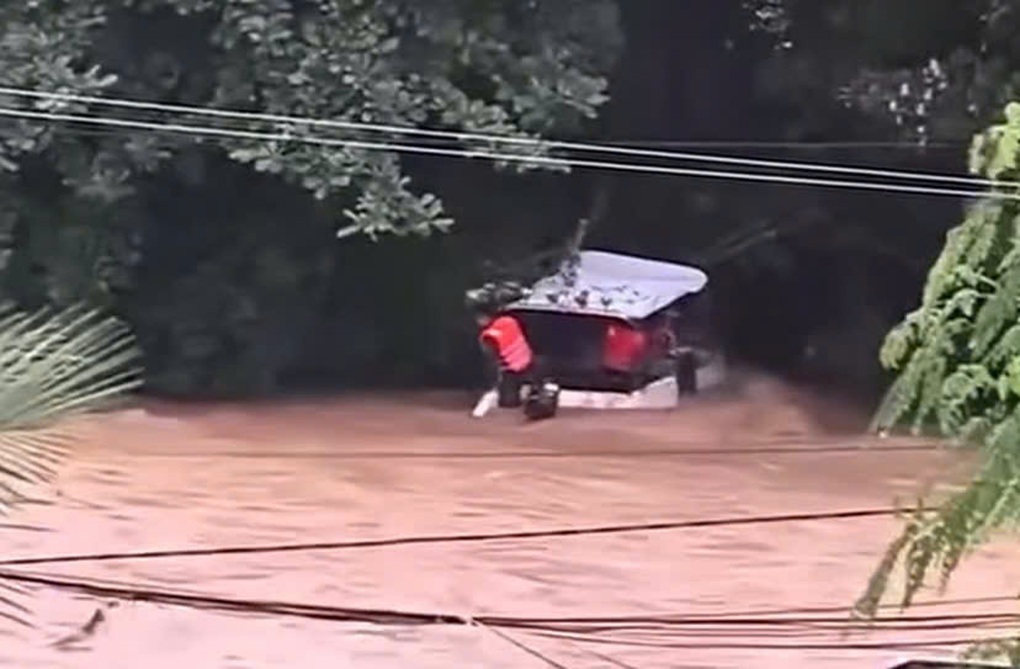 Nghi vấn lật ca nô cứu hộ trên dòng lũ chảy xiết - 2 Nghi vấn lật ca nô cứu hộ trên dòng lũ chảy xiết - 2