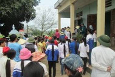 Hàng trăm người dân bao vây ủy ban xã đòi người