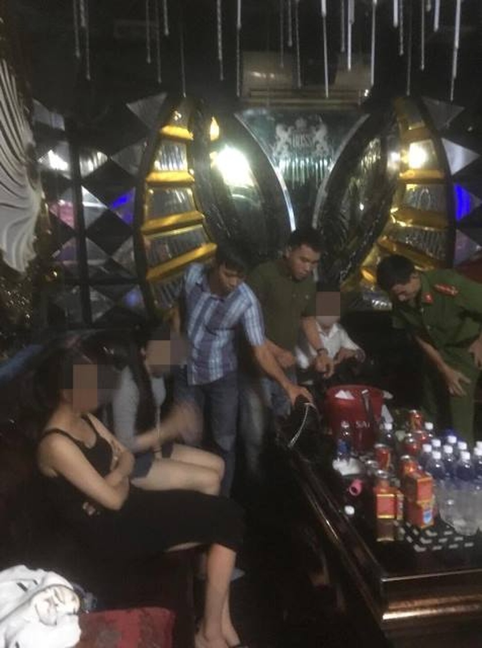 Nhiều nam thanh nữ tú “bay” với ma túy trong quán karaoke Nhiều nam thanh nữ tú “bay” với ma túy trong quán karaoke