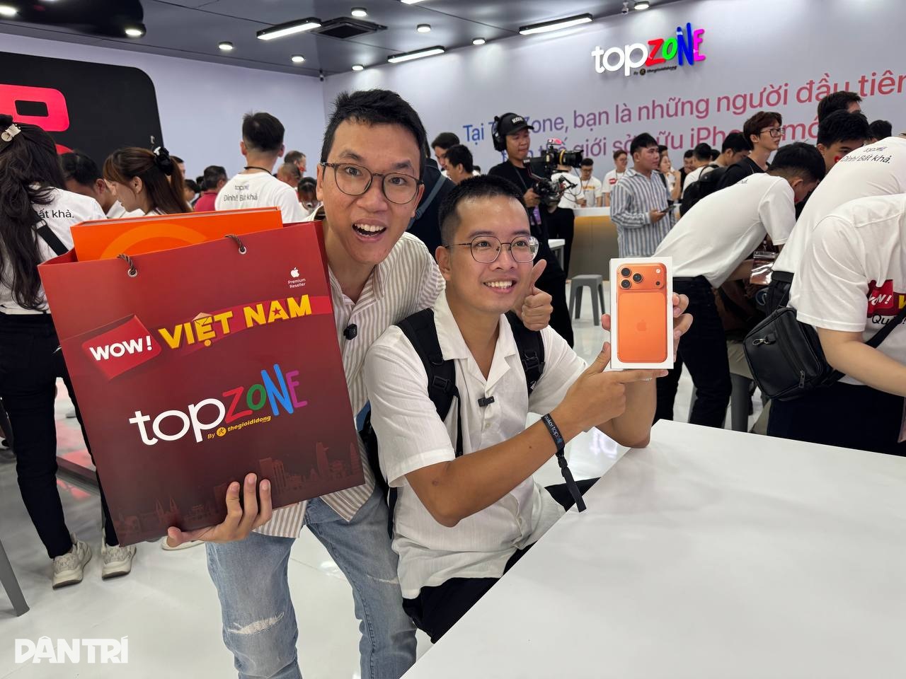 Người dùng mua iPhone 17 Pro Max tặng mẹ trong ngày đầu iPhone 17 lên kệ - 12