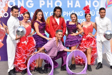 Carnival đường phố, nhạc giao hưởng trên phố đi bộ và sức mạnh xã hội hóa