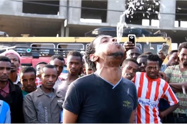 Gặp người đàn ông hút nước ngược từ dạ dày và phun liên tục trong gần 1 phút